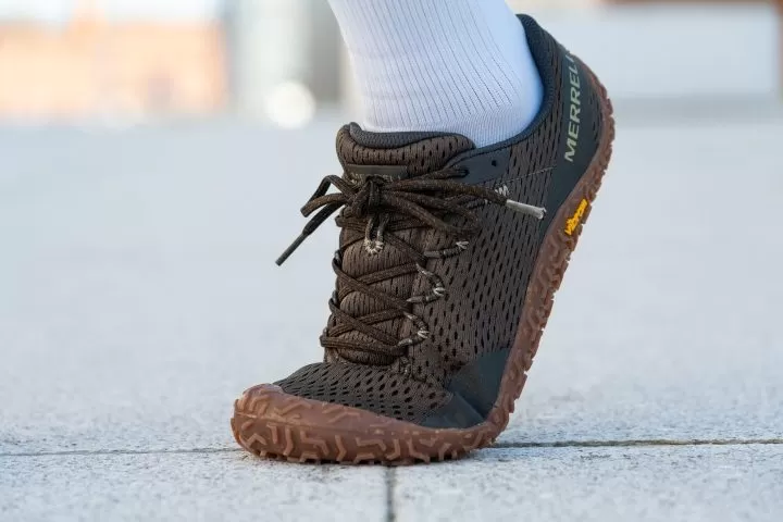 Giày chạy bộ minimalist có thể cuộn lại như bánh mì