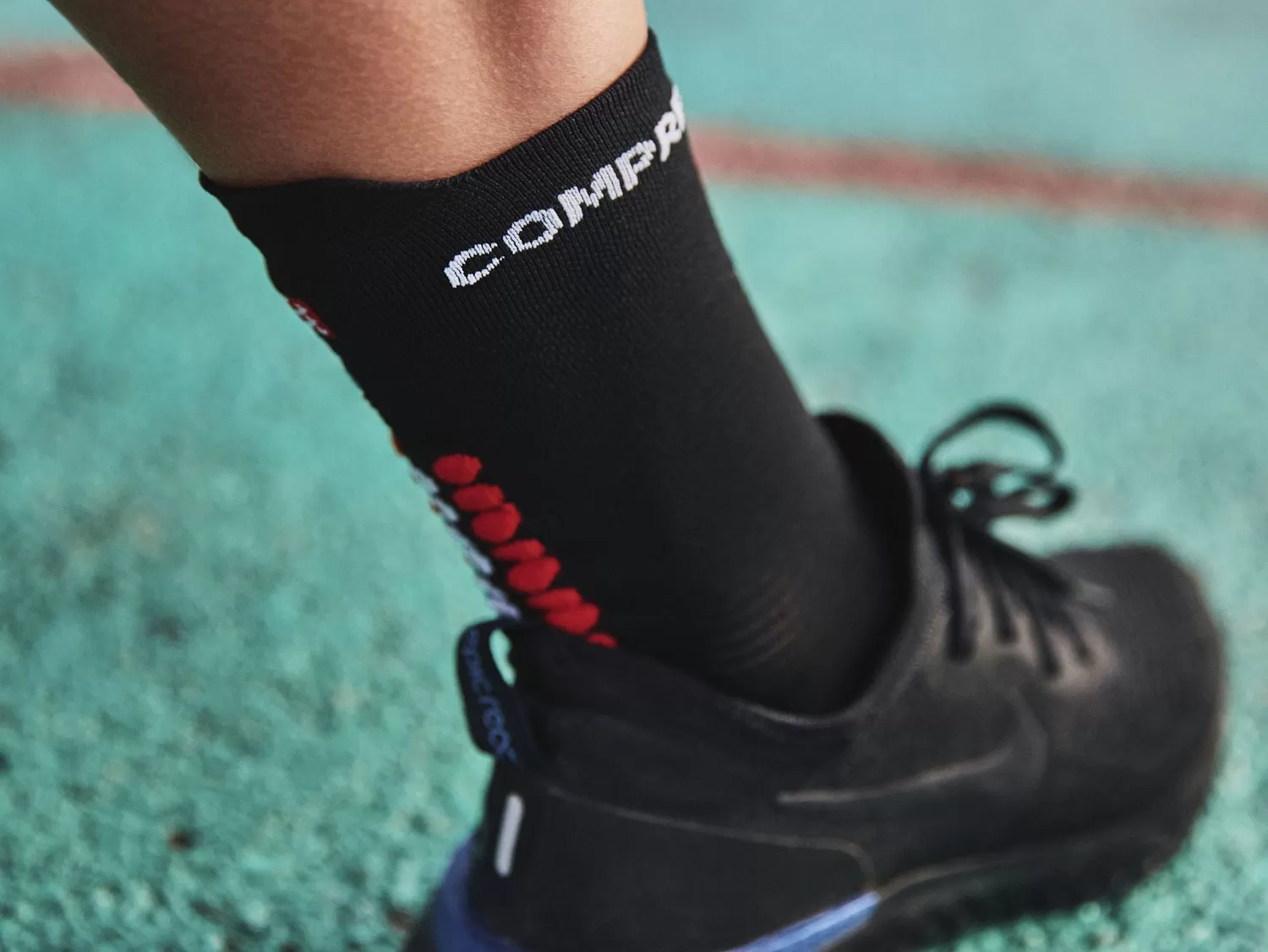 vo compressport pro racing socks v4 run high black red 5 Vớ chạy bộ Compressport Pro Racing Socks V4.0 - Run High - YCB.vn