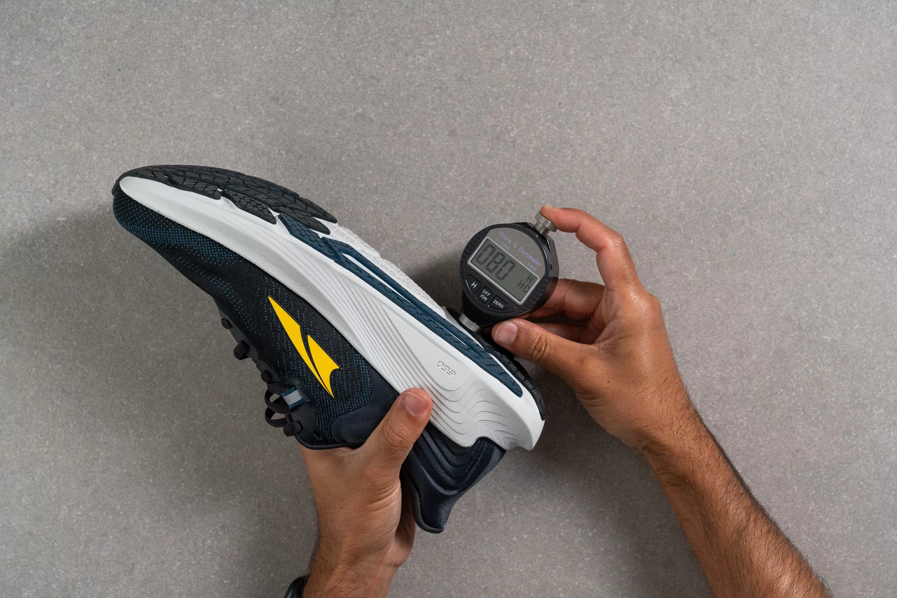 Altra Provision 8: Đánh giá chi tiết giày chạy bộ hỗ trợ ổn định cho người chạy hàng ngày 5 Altra Provision 8 Outsole hardness