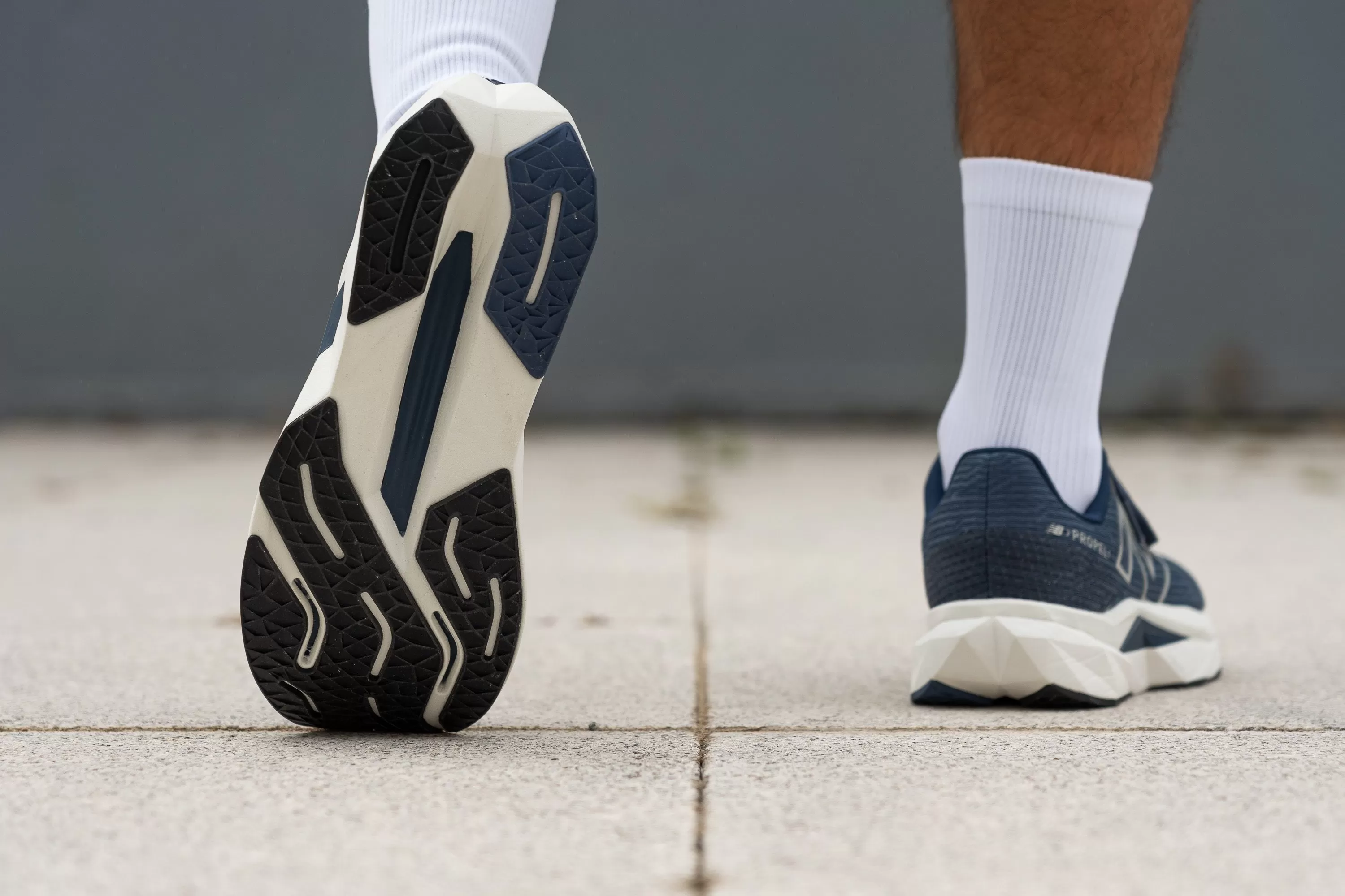New Balance FuelCell Propel v5: Đánh giá chi tiết dành cho người chạy bộ 2 New Balance FuelCell Propel v5
