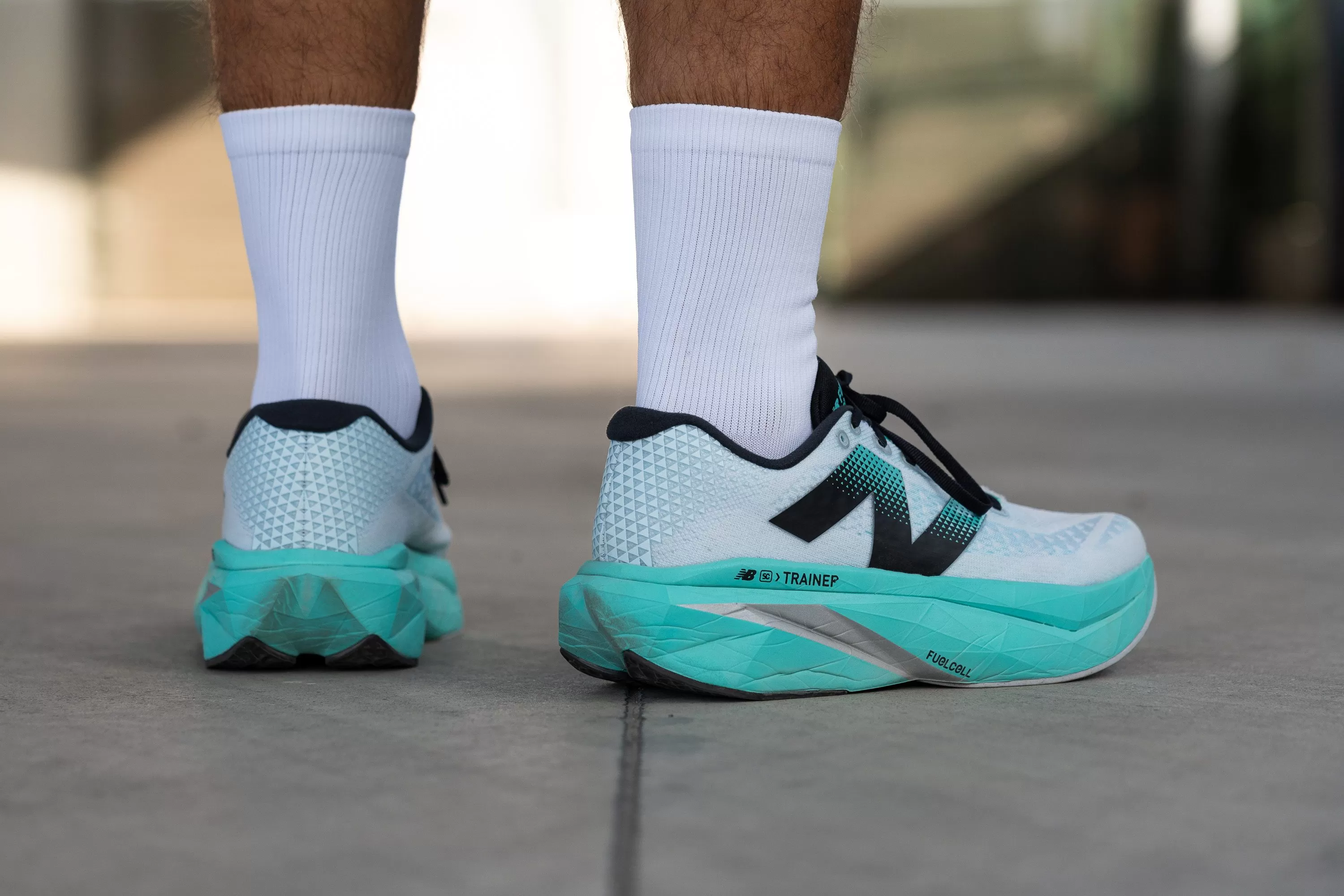 New Balance FuelCell SuperComp Trainer v3: Đánh giá chi tiết cho người chạy bộ 18 New Balance FuelCell SuperComp Trainer v3 Heel tab