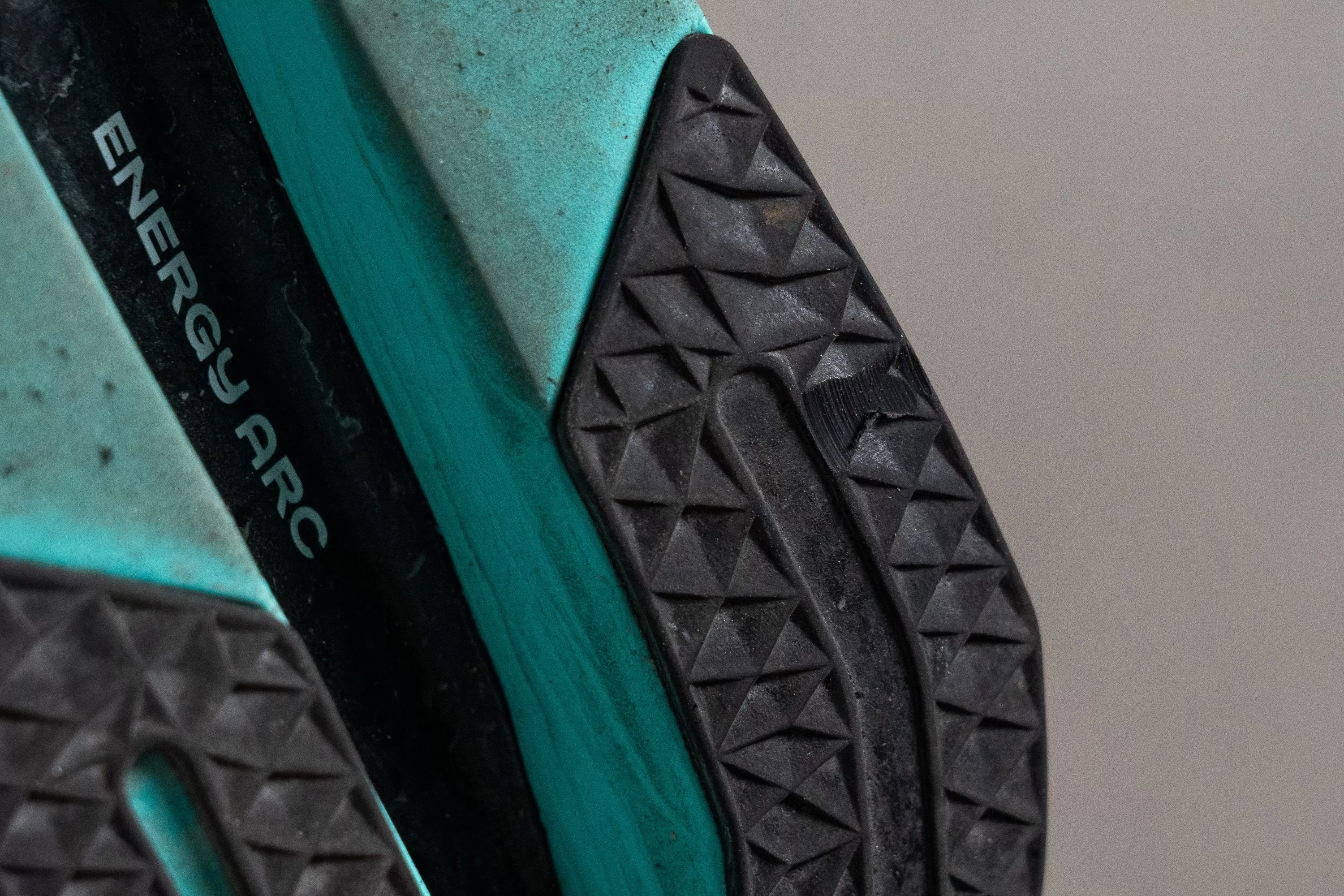 New Balance FuelCell SuperComp Trainer v3: Đánh giá chi tiết cho người chạy bộ 4 New Balance FuelCell SuperComp Trainer v3 Outsole durability