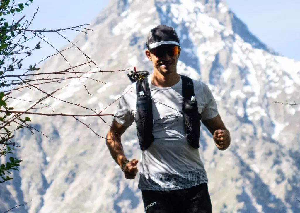 Hình ảnh Mathieu Blanchard đang chạy bộ trên địa hình đồi núi