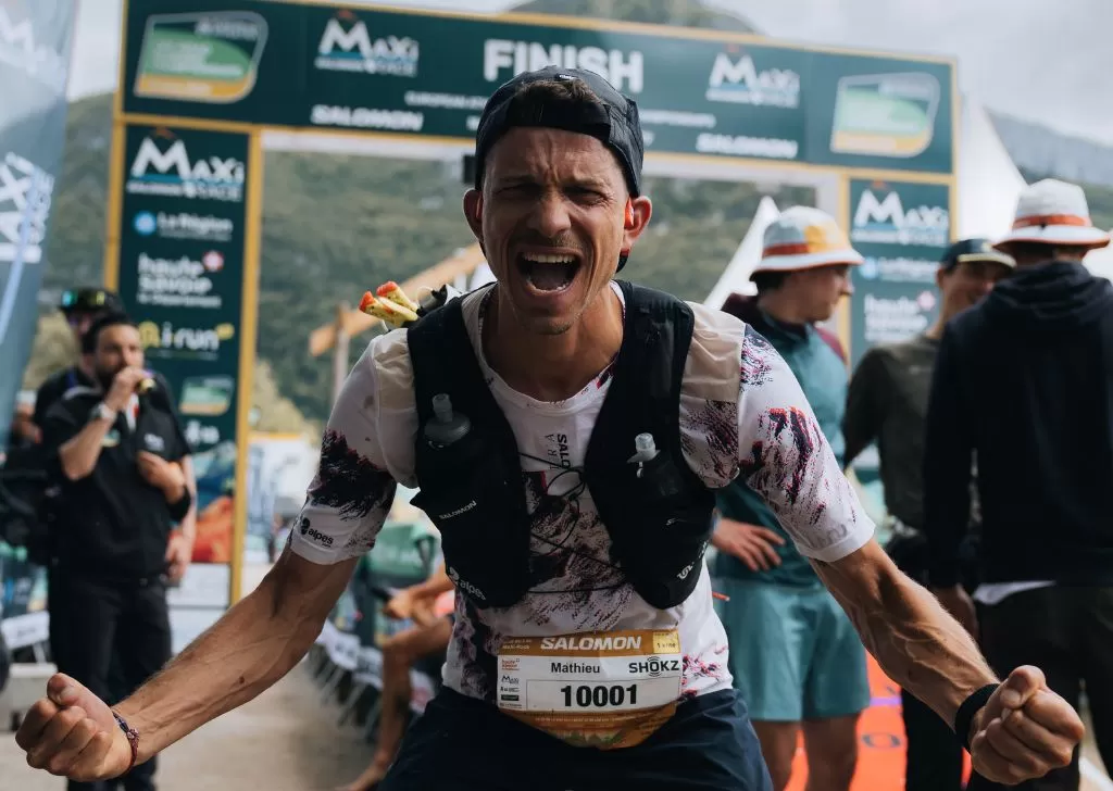 Chinh phục UTMB hay Diagonale des Fous: Tâm sự của một vận động viên đỉnh cao 196 Hình ảnh Mathieu Blanchard đang chạy bộ trên đường trail