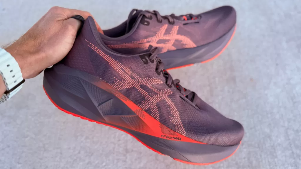 Đánh giá Asics Novablast 5: Sự trở lại đầy năng lượng của "chiến mã" chạy bộ đa năng 75 Asics Novablast 5 in hand